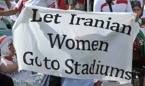 Iran kini mengizinkan perempuan menyaksikan pertandingan olahraga pria di stadion.