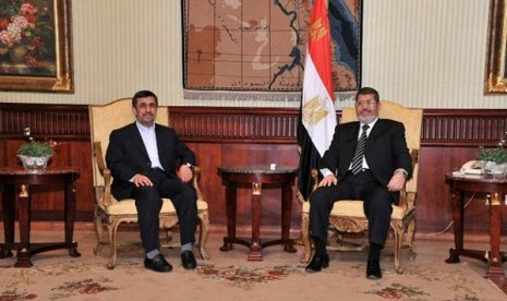 Presiden Iran Mahmoud Ahmadinejad (kiri) dan President Mesir Muhammad Mursi di Kairo, Mesir.