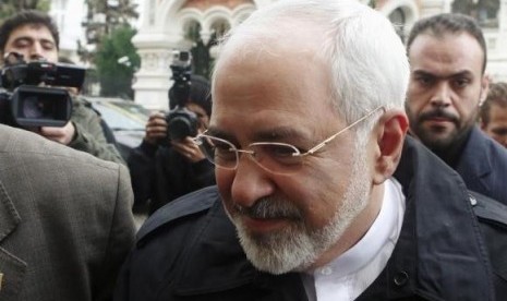 Iranian Foreign Minister Mohammad Javad Zarif arrives at the Iranian embassy for lunch with former European Union foreign policy chief Catherine Ashton in Vienna November 18, 2014.