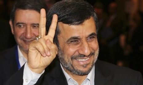 Iranian President Mahmoud Ahmadinejad gestures to photographers after meeting with Indonesian counterpart Susilo Bambang Yudhoyono in Nusa Dua, Bali November 9, 2012. Ahmadinejad said on Thursday the age of nuclear deterrence was long gone and any country 