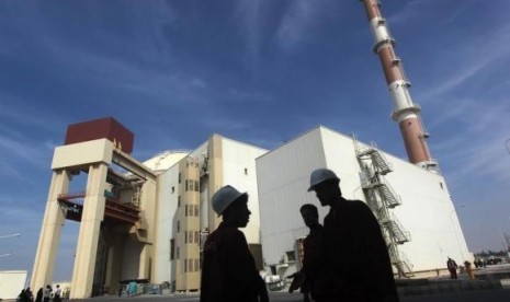 Iranian workers stand in front of the Bushehr nuclear power plant, about 1,200 km (746 miles) south of Tehran October 26, 2010 file photo.