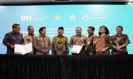 irektur Sales & Distribution BSI Anton Sukarna, Komisioner BP Tapera Adi Setianto, Direktur Utama BSI Hery Gunardi, Ketua PP Muhammadiyah Muhadjir Effendy, Ketua MEBP PP Muhammadiyah Arif Budimanta, Deputi Komisioner Pemanfaatan Dana BP Tapera Ariev Baginda Siregar, Direktur Pemasaran PT. Perumnas (Persero) Tambok Setyawati, dan Ketua Majelis Dikdasmen PP Muhammadiyah Didik Suhardi.