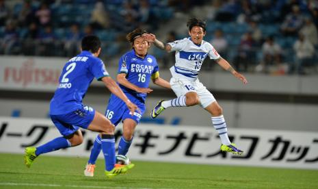 Irfan Bachdim (kanan) saat berlaga di Liga Jepang.