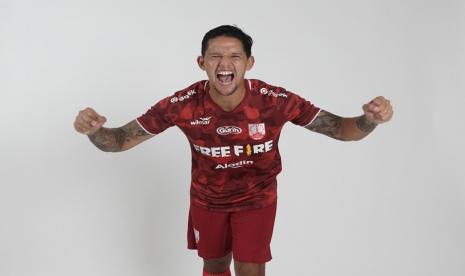 Irfan Bachdim resmi bergabung dengan Persis Solo. 