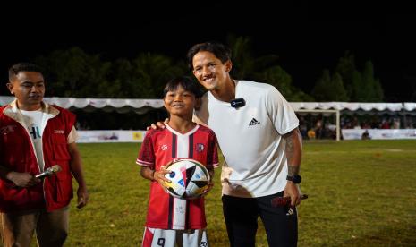 Irfan Bachdim saat berinteraksi dengan salah seorang anak peserta coaching clinic di Lapangan Desa Manistutu, Jembrana, Bali.