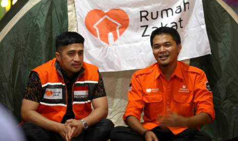 Irfan Hakim bersama Rumah Zakat menghibur para korban gempa Lombok.