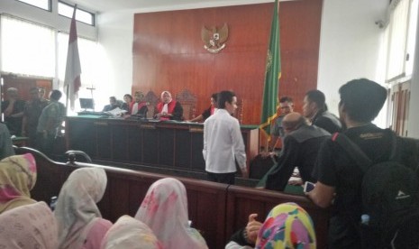 Irfan Nur Alam (INA), anak dari Bupati Majalengka, Karna Sobahi, divonis hukuman penjara 1 bulan 15 hari. Terdakwa dinilai melanggar Pasal 360 KUHPidana tentang kelalaian yang menyebabkan orang lain terluka. Vonis itu dijatuhkan oleh majelis hakim dalam sidang yang digelar di Pengadilan Negeri (PN) setempat, Senin (30/12).