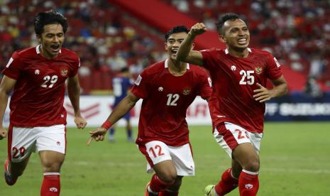 Irfan Jaya dari Indonesia, kanan, merayakan setelah mencetak gol ketiga pada pertandingan leg kedua semifinal AFF Suzuki Cup 2020 antara Indonesia dan Singapura di Singapura, Sabtu (25/12).