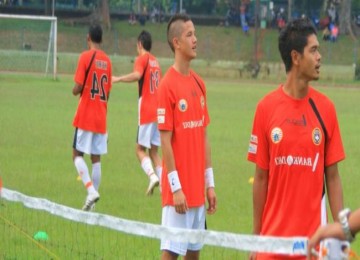 Irfan Bachdim (tengah) dan Bambang Pamungkas (kanan) saat mengikuti seleksi di Persija Jakarta, beberapa waktu lalu.