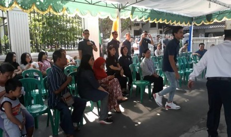 Iriana Joko Widodo menemani Kaesang Pangarep mencoblos di TPS 23 Manahan, Solo, Rabu (27/6).