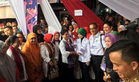 Iriana Joko Widodo saat meninjau pemeriksaan IVA dan Papsmear di Pasar Lubuk Biaya Kota Padang