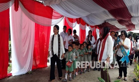 Iriana Jokowi mengunjungi PPAUD Toba Lestari, Kabupaten Toba Samosir, Sumatera Utara. Ia juga menyempatkan diri menari Tortor bersama. 