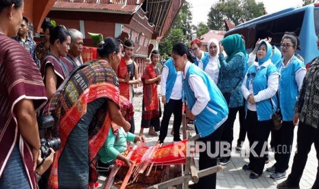 Iriana Jokowi saat melakukan penanaman pohon di Geopark Kaldera Toba serta mengunjungi desa tenun di Desa Hutaraja Lumban suhisuhi, Kecamatan Pangururan, Toba Samosir, Rabu (18/4). 