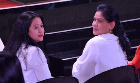 Iriana Widodo (kanan) dan Puan Maharani saat Debat Capres-Cawapres di Jakarta, Senin (9/6).