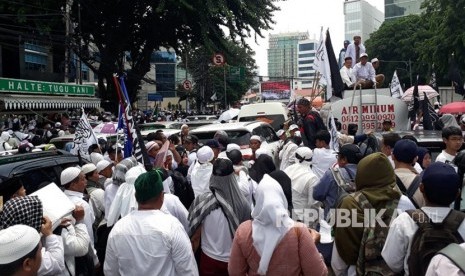 Iring-iringam kendaraan peserta reuni 212 di depan patung patani memenuhi ruas jalan.