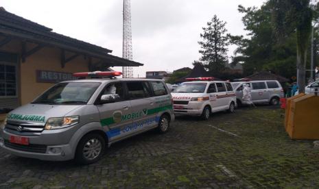 Iring-iringan ambulan membawa para santri dari salah satu pesantren untuk diisolasi di Hotel Crown Kota Tasikmalaya, Senin (15/2).