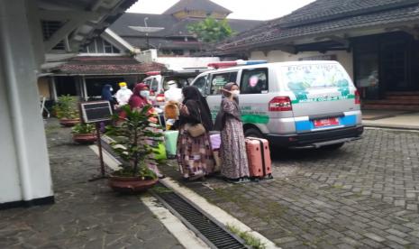 Iring-iringan ambulans membawa para santri di salah satu pesantren di Tasikmalaya yang terindikasi positif Covid-19 pada Senin (15/2). Para santri tersebut dibawa ke Hotel Crown di Kota Tasikmalaya untuk menjalani isolasi