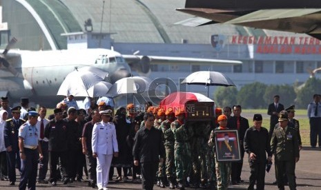   Iring-iringan jenazah Taufiq Kiemas tiba di Bandara Halim Perdana kusuma, Jakarta, Ahad (9/6).  (Republika/Adhi Wicaksono)