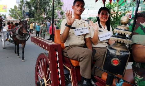 Iring-iringan kereta kencana yang akan membawa pasangan Bobby Afif Nasution dan Kahiyang Ayu Siregar melintas di Jalan Gagak Hitam, saat gladi resik, di Medan, Sumatera Utara, Rabu (22/11). 