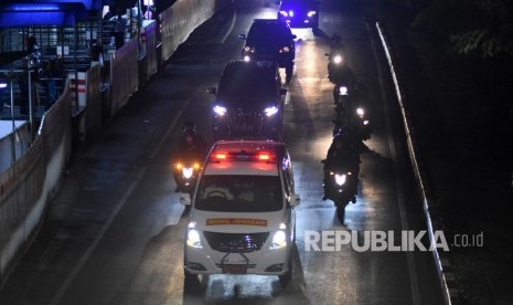 Iring-iringan mobil ambulans yang membawa jenazah almarhum Presiden ke-3 RI, BJ Habibie melintas di kawasan Rasuna Said, Jakarta, Rabu (11/9/2019). 