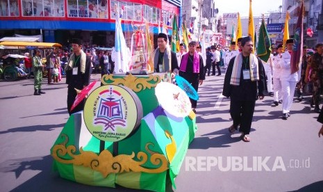 Iring-iringan pawai membawa piala menjelang dibukanya Musabaqah Tilawatil Quran (MTQ) ke-34 tingkat Provinsi Jawa Barat, di Jl KH Zaenal Mustofa, Kota Tasikmalaya, Ahad (17/4). (Fuji E Permana)