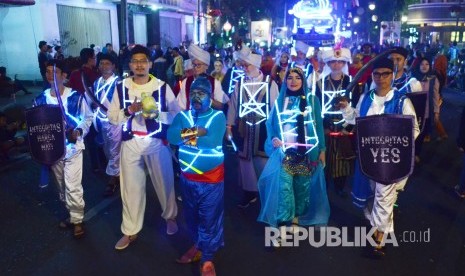 Iring-iringan peserta dengan pakaian bertema kisah Seribu Satu Malam pada acara Bandung Light Festival 2018, di Jalan Asia Afrika, Kota Bandung, Senin (22/10).