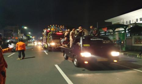 Iring-iringan puluhan kendaraan pikap dan sepeda motor yang melakukan takbiran keliling di Jalan Sutisna Senjaya, Kota Tasikmalaya pada Sabtu (23/5). Pemerintah Kota Tasikmalaya melarang adanya konvoi dan takbir keliling di wilayah setempat terkait pencegahan Covid-19.