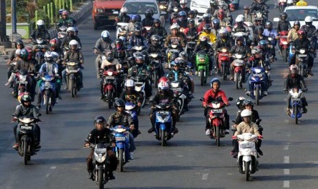  Iring-iringan sepeda motor pemudik bercampur dengan kendaraan lainnya terlihat menuju Jakarta di Jalan Ahmad Yani, Bekasi, Jawa Barat, Ahad (26/8). (Aditya Pradana Putra/Republika)