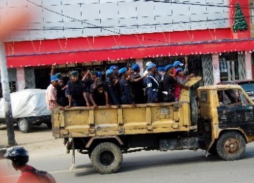 Iring-iringan truk yang membawa pasukan Petapa (Penjaga Tanah Papua) yang dikenal dengan sebutan Pasukan Baret Biru sedang melintas di wilayah Abepura, Jayapura, Papua, Kamis (13/10). Pasukan Petapa ini yang akan mengawal dan mengamankan rencana Kongres Pa