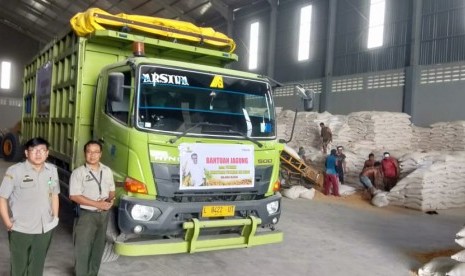 irjen Peternakan dan Kesehatan Hewan Kementerian Pertanian bersama dengan Perum Bulog distribukan jagung untuk peternak ayam.