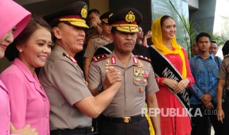 Irjen Pol Iriawan menyambut kehadiran Irjen Pol Idham Azis di Mapolda Metro Jaya, Rabu (26/7).