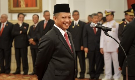 Irjen Polisi Tito Karnavian mengikuti upacara pengucapan sumpah jabatan sebagai Kepala Badan Nasional Penanggulangan Terorisme (BNPT) yang dipimpin oleh Presiden Joko Widodo di Istana Negara, Jakarta, Selasa (16/3).