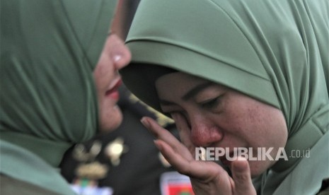 Irma Zulkifli Nasution Hendari, istri mantan Komandan Kodim 1417 Kendari Kolonel Kav Hendi Suhendi, menangis usai Upacara Sertijab Komandan Kodim 1417 Kendari di Aula Tamalaki Korem 143 Haluoleo, Kendari, Sulawesi Tenggara, Sabtu (12/10/2019). 