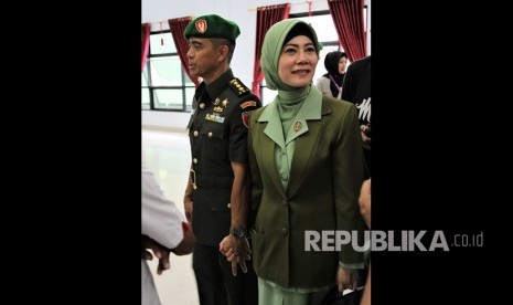 Irma Zulkifli Nasution Hendari, istri mantan Komandan Kodim 1417 Kendari Kolonel Kav Hendi Suhendi, memagang tangan suaminya usai Upacara Sertijab Komandan Kodim 1417 Kendari di Aula Tamalaki Korem 143 Haluoleo, Kendari, Sulawesi Tenggara, Sabtu (12/10/2019).