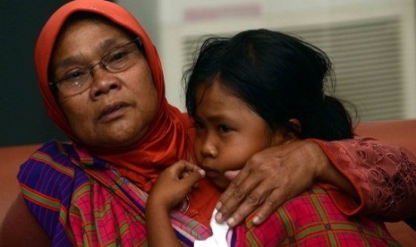 Irmayanti (7 years) was cuddled by her grandmother after being recued alive in an acccident bewtween Bahuga Jaya and Norgas Cathinka tanker in Sunda Strait.   