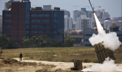 Iron Dome Israel melepaskan tembakan untuk menangkal gempuran roket-roket Gaza. (ilustrasi)