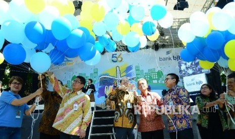 irut Bank BJB Ahmad Irfan (ke empat kiri) dan Kepala OJK Regional Jabar Sarwono (ke tiga kiri) beserta direksi dan pejabat lainnya melepas balon pada pembukaan 