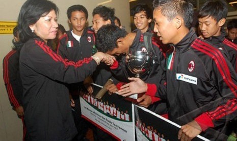 irut Pertamina Karen Agustiawan (kiri) menyalami pemain Pertamina-Indonesia All star 2012 saat tiba di terminal 2D Soekarno Hatta, Tangerang, Banten, Selasa (6/11). Tim sepakbola Pertamina-Indonesia All star 2012 tersebut berhasil menjuarai turnamen Milan 