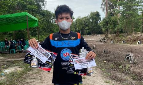 Irvan Fadilah, mahasiswa program studi (prodi) Sistem Informasi Universitas BSI (Bina Sarana Informatika) kampus Pontianak, berhasil meraih prestasi dalam ajang Sambas Grasstrack Championship 2021.