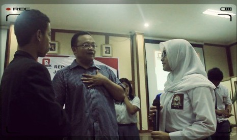 Irwan Arifiyanto (tengah) sedang memberikan pelatihan jurnalistik di SMK 6, Jakarta