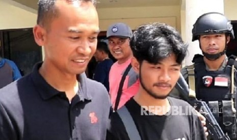 Irwan Maulana (kaos hitam) tersenyum saat dijemput Tim Polda Jabar. Warga Kabupaten Garut ini menjadi korban selamat dalam insiden penembakan KKB di Nduga, Papua. 