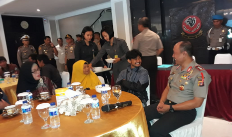 Irwan Maulana (tengah) berbincang dengan Kapolda Jabar, Irjen Pol Drs Agung Budi Maryoto di Aula Riung Mumpulung Mapolda disaksikan ibu dan adik-adiknya