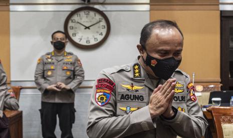 Irwasum Polri Komjen Pol Agung Budi Maryoto (kanan) selaku Ketua Timsus Polri mengatakan enam anggota polisi yang diduga terlibat obstruction of justice kasus pembunuhan Brigadir J mulai menjalani sidang etik pada Kamis (1/9/2022). (ilustrasi)