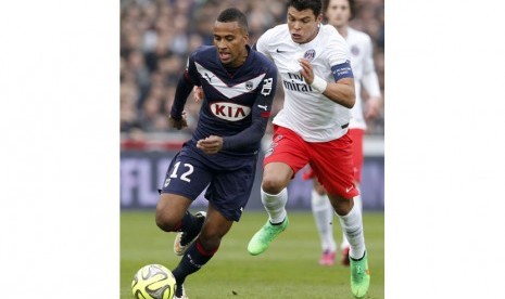 Isaac Kiese Thelin of Bordeaux (L) fights for the ball with Thiago Silva (R) of Paris St Germain during their French Ligue 1 soccer match at Chaban Delmas stadium in Bordeaux, southwestern France, March 15, 2015