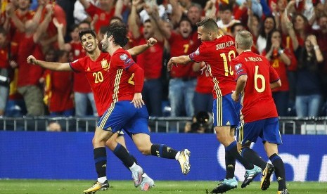 Isco (dua dari kiri) merayakan golnya ke gawang Italia.