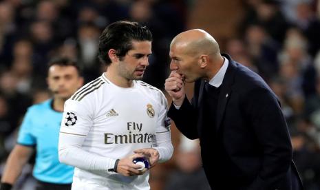 Isco (kiri) bersama pelatih Real Madrid Zinedine Zidane.