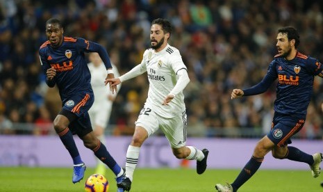 Isco membawa bola.