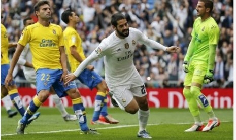 Isco (putih) merayakan golnya ke gawang Las Palmas