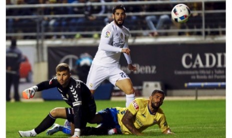 Isco (putih) saat mencetak gol ke gawang Cadiz di Copa del Rey.