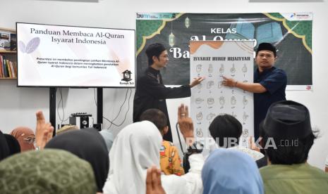 Isi Ramadhan, Komunitas  Tunarungu di Kabupaten Indramayu belajar membaca Alquran bahasa isyarat.